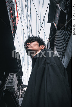 裏路地に立つ男性 裏路地に立つ男性 112331647