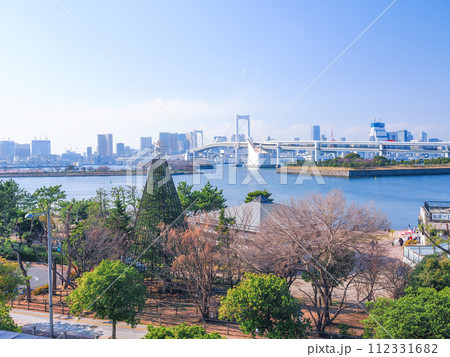 (東京都)おだいばシーサイドテラスから見る、お台場海浜公園 (東京都)おだいばシーサイドテラスから見る、お台場海浜公園 112331682