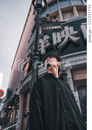 レトロな建物の前で待ち合わせ中の男性 112331715