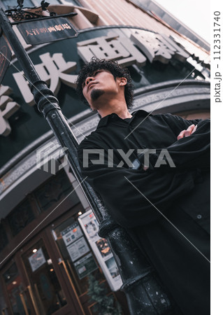 レトロな建物の前で待ち合わせ中の男性 レトロな建物の前で待ち合わせ中の男性 112331740