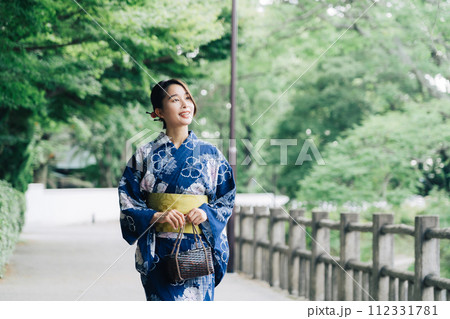 浴衣の女性 112331781