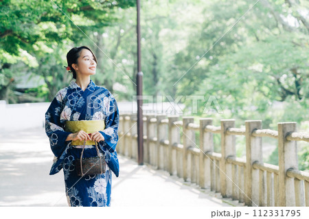 浴衣の女性 112331795