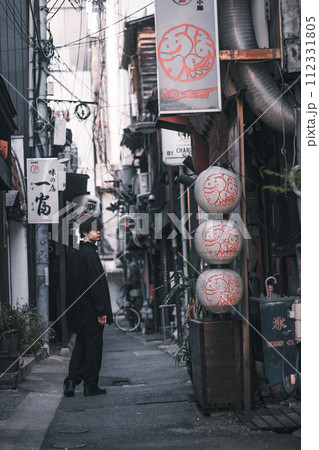 路地裏に立つ男性 112331805