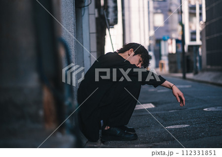 裏路地に座り込む男性 裏路地に座り込む男性 112331851