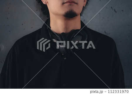 高架下でヘッドフォンをつけてる男性 高架下でヘッドフォンをつけてる男性 112331970