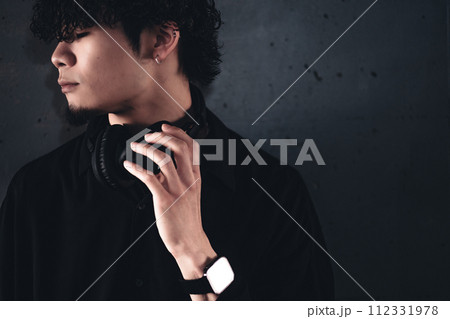 高架下でヘッドフォンをつけてる男性 112331978