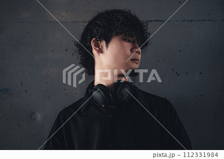 高架下でヘッドフォンをつけてる男性 112331984