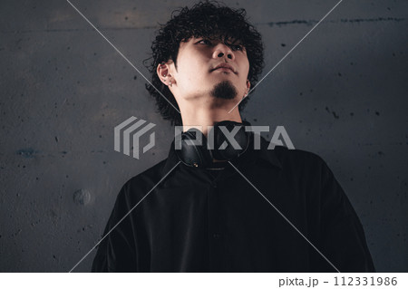 高架下でヘッドフォンをつけてる男性 112331986