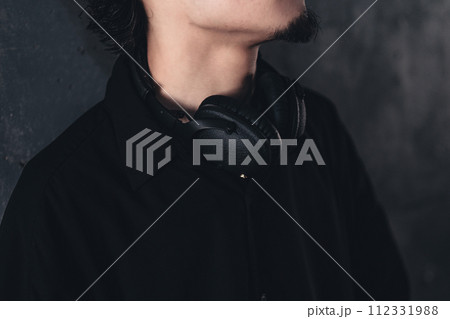 高架下でヘッドフォンをつけてる男性 高架下でヘッドフォンをつけてる男性 112331988