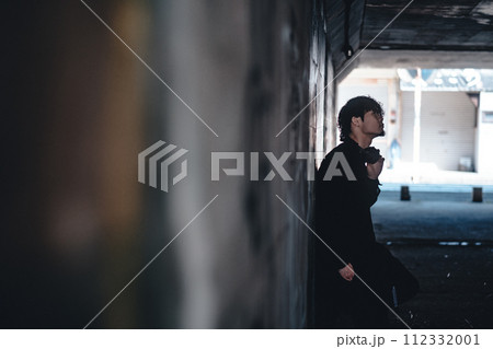 高架下でヘッドフォンをつけてる男性 高架下でヘッドフォンをつけてる男性 112332001
