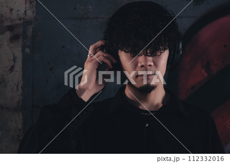 高架下でヘッドフォンをつけてる男性 112332016