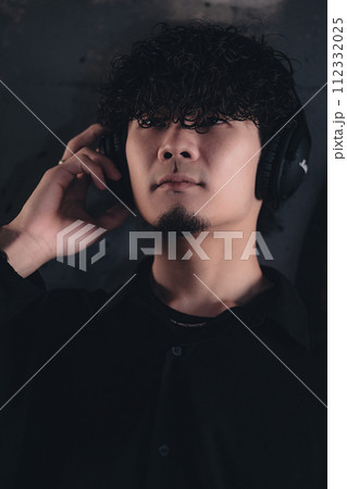 高架下でヘッドフォンをつけてる男性 112332025