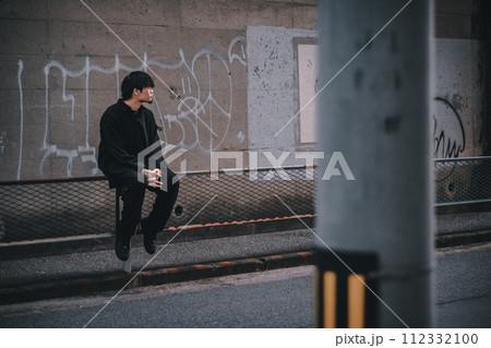 路地裏で佇む男性 路地裏で佇む男性 112332100