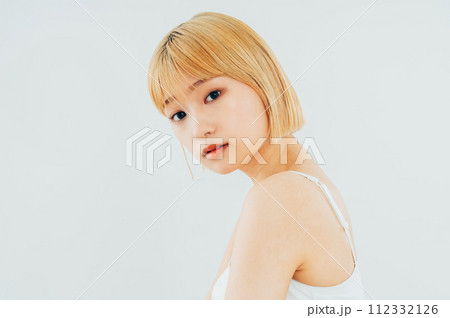 若い女性のビューティ 112332126