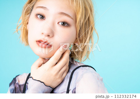 若い女性のビィーティ 若い女性のビィーティ 112332174