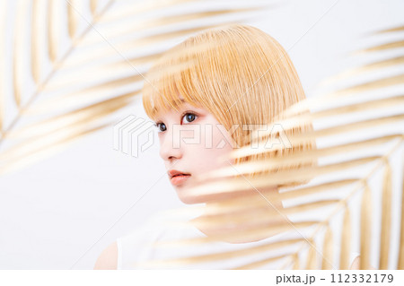 若い女性のビィーティ 112332179