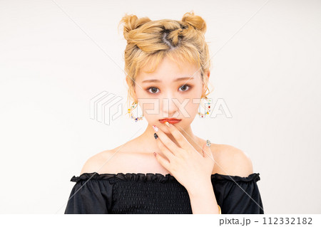 若い女性のビィーティ 112332182