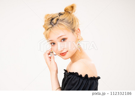 若い女性のビィーティ 112332186