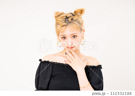 若い女性のビィーティ 112332188