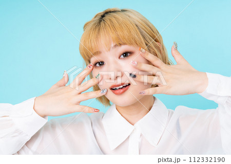 若い女性のビューティ 112332190