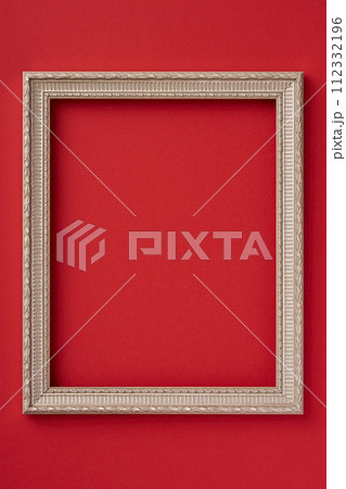 赤い壁紙に飾られた額縁 112332196