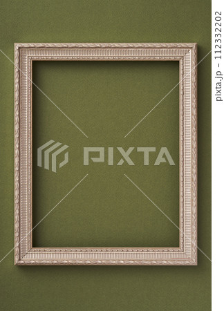 緑の壁紙に飾られた額縁 112332202