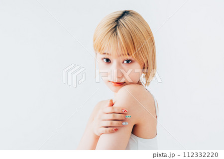 若い女性のビューティ 112332220