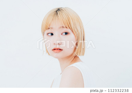 若い女性のビューティ 112332238