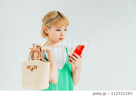 スマホを持つ若い女性 112332265