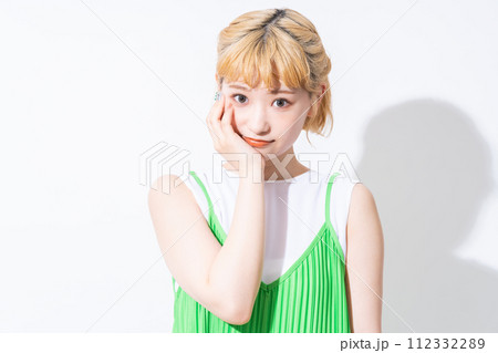 若い女性のビューティ 112332289