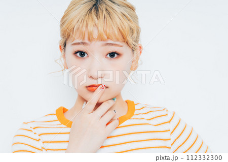 若い女性のビューティ 112332300