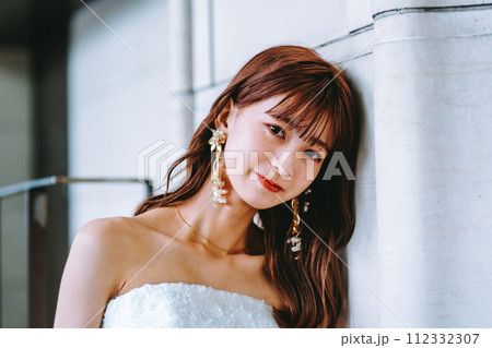 ポージングするウエディングドレスを着た花嫁 112332307