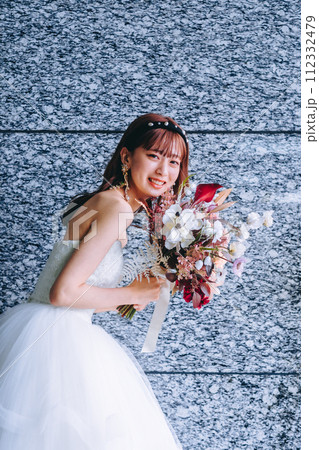 ブーケを持ってる花嫁 112332479