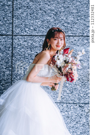ブーケを持ってる花嫁 112332481