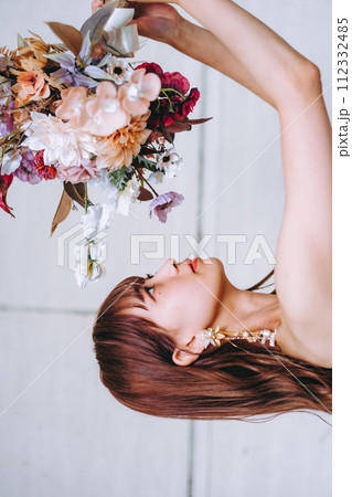 ブーケを持つ花嫁 ブーケを持つ花嫁 112332485