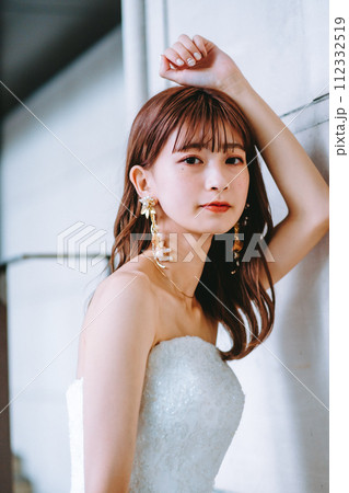 ポージングするウエディングドレスを着た花嫁 ポージングするウエディングドレスを着た花嫁 112332519