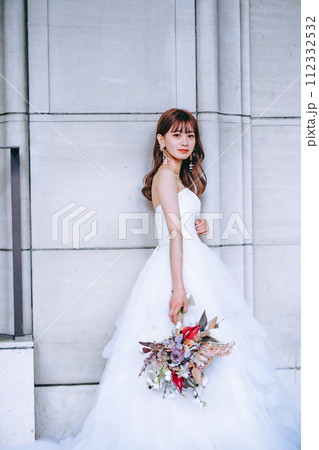 白い壁の前に立つ花嫁 白い壁の前に立つ花嫁 112332532