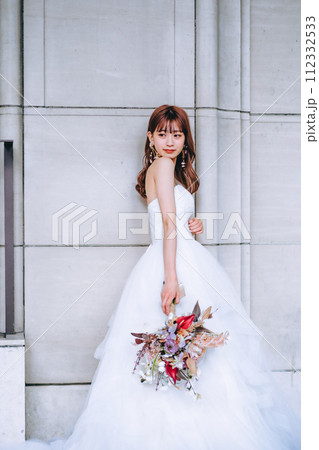 白い壁の前に立つ花嫁 白い壁の前に立つ花嫁 112332533
