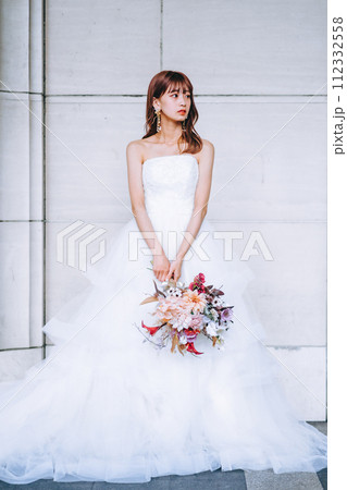 白い壁の前に立つ花嫁 白い壁の前に立つ花嫁 112332558