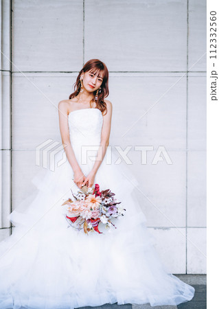 白い壁の前に立つ花嫁 白い壁の前に立つ花嫁 112332560