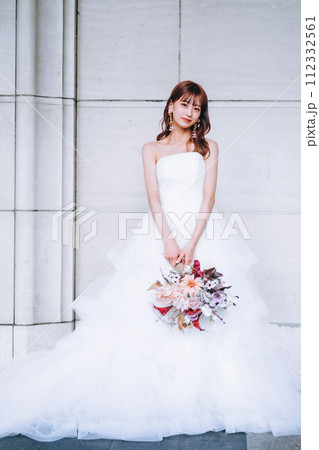 白い壁の前に立つ花嫁 112332561