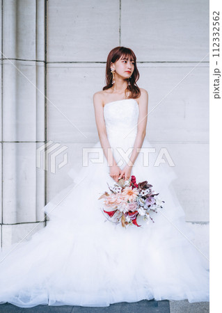 白い壁の前に立つ花嫁 白い壁の前に立つ花嫁 112332562