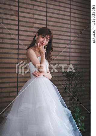 ポージングするウエディングドレスを着た花嫁 ポージングするウエディングドレスを着た花嫁 112332563