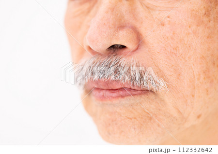 シニア男性 ビューティー 口元 アップ シニア男性 ビューティー 口元 アップ 112332642