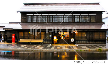 旧留萌本線の風景　夕暮れの増毛の町並み（雨上がり） 112332904
