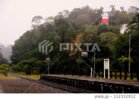 旧留萌本線の風景　夕暮れの増毛駅跡（雨上がり） 112332912