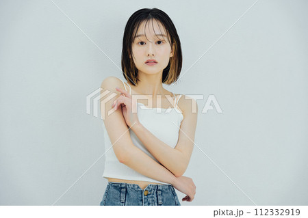 ビューティでヘルシーな女性のイメージ 112332919