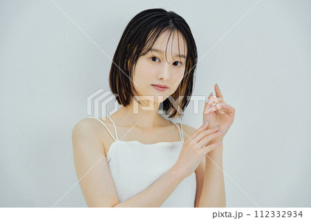 ビューティでヘルシーな女性のイメージ ビューティでヘルシーな女性のイメージ 112332934