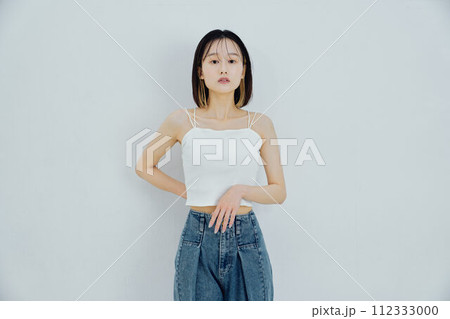 ビューティでヘルシーな女性のイメージ 112333000