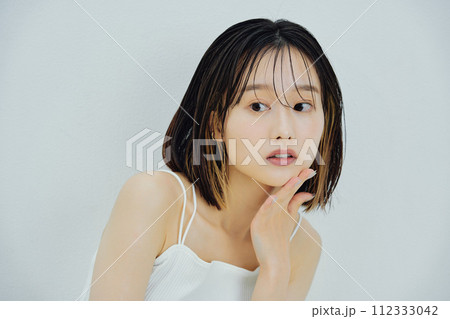 ビューティでヘルシーな女性のイメージ ビューティでヘルシーな女性のイメージ 112333042